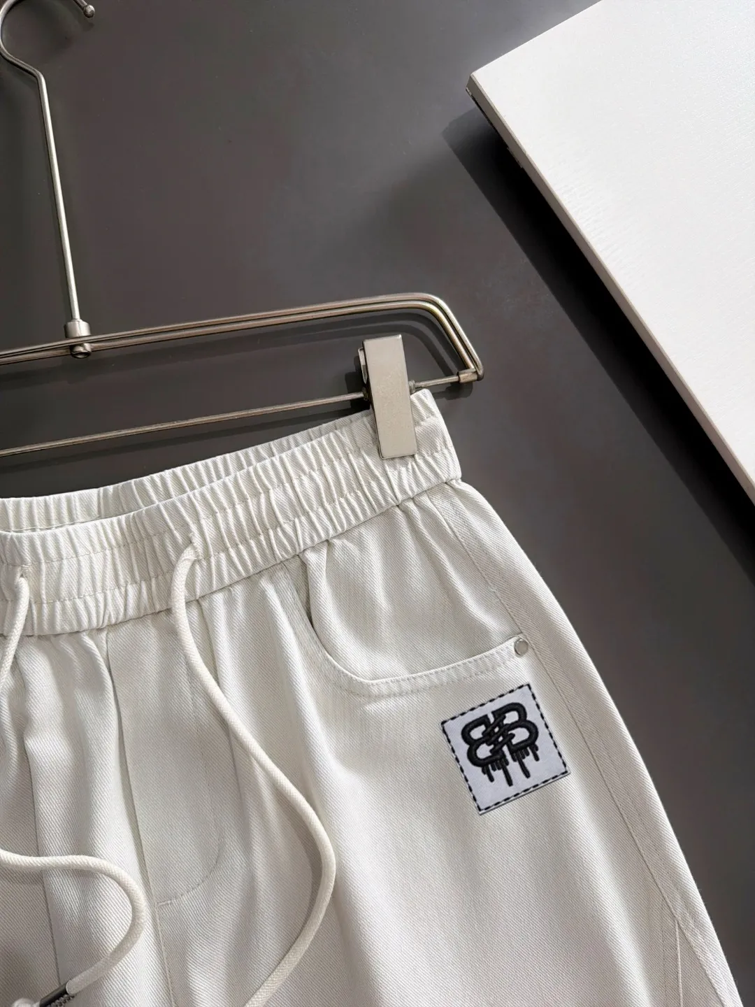 Next day shipment P195 Balenciaga High Quality 2026 Autumn and Winter New Arrival elastic band casual pants, counter-customized fabrics, Breathable, high comfort, impeccable details, brand element design concept, reflecting high quality. It feels delicate and soft! It presents a casual cut and the upper body shape is great! Sizes:S-3XL